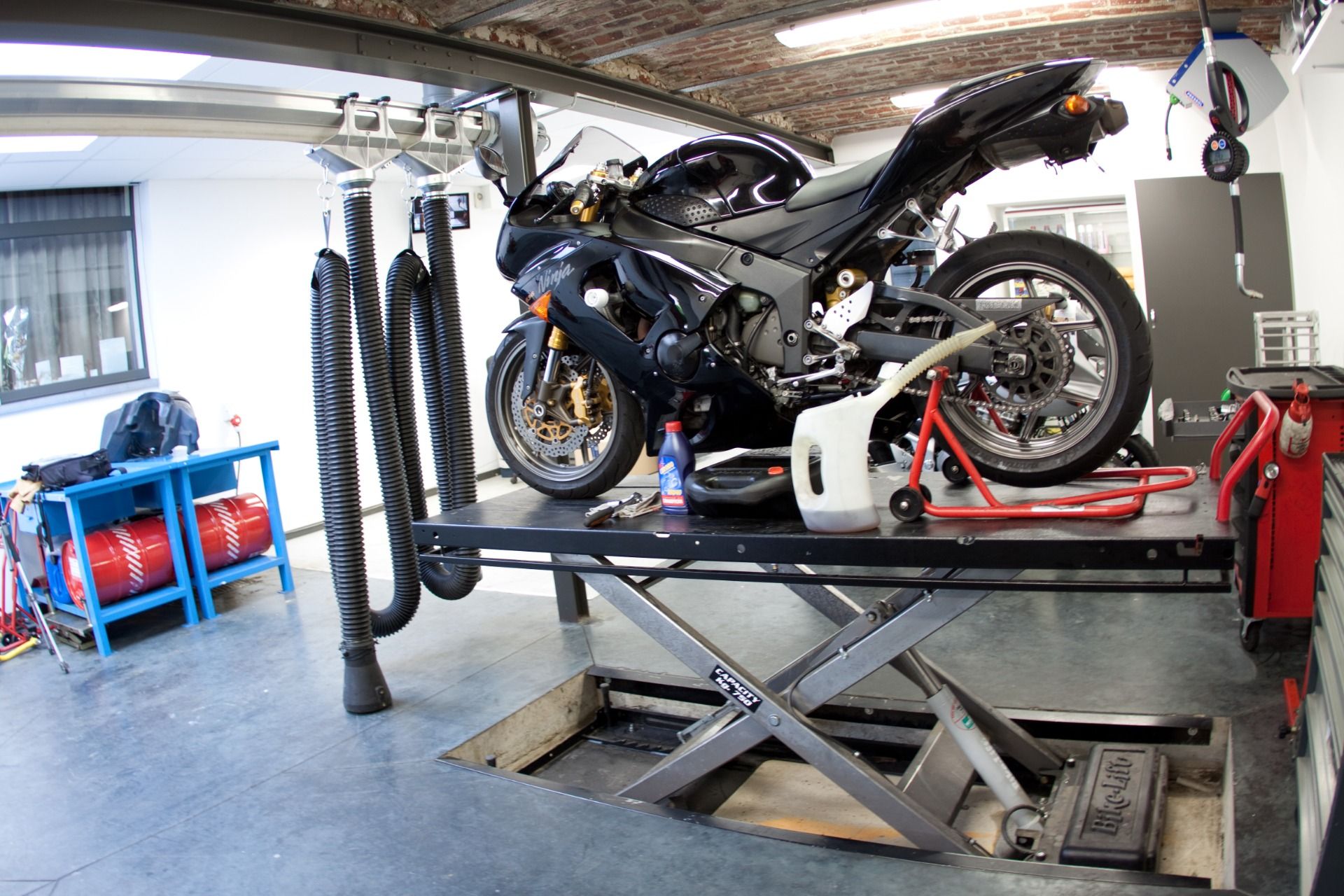 Motor op werkbank onderhoud van motor